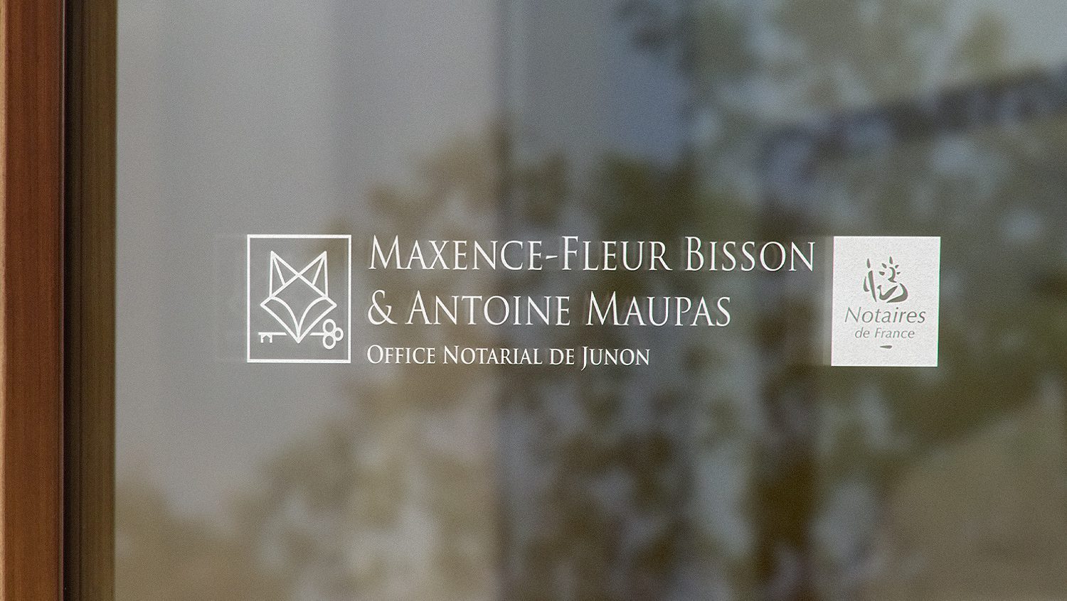Mise en situation du logo de l’Office Notarial de Junon